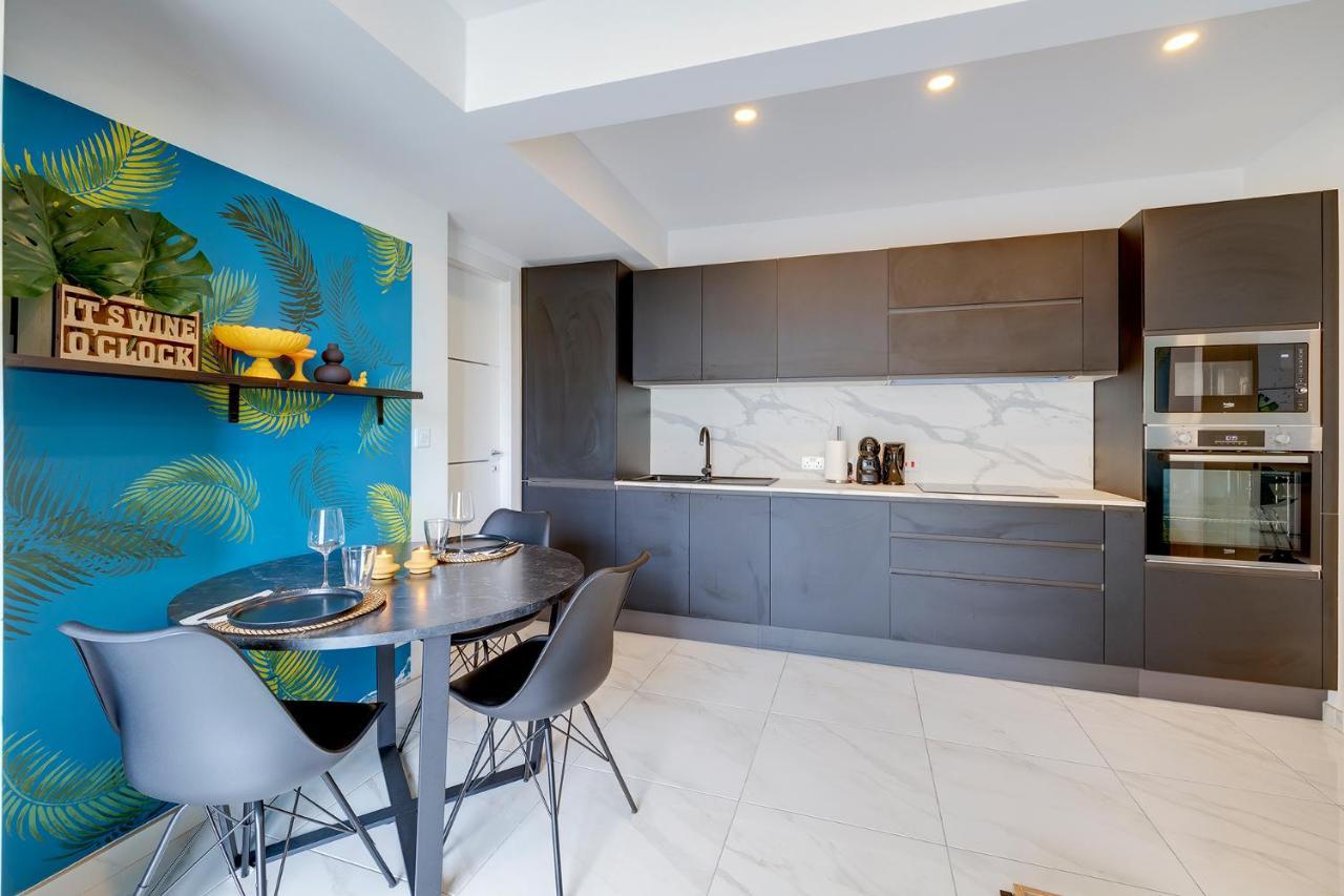 Modern 1br Location *